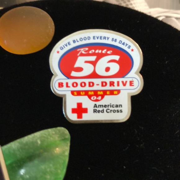 Red Cross real pins - Picture 2 of 3